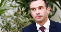 Mārtiņš Staķis, kurš Eiropas Parlamentā darbojas Zaļo un Eiropas brīvās apvienības grupā: "Ja tiek būvēta stratēģiskas nozīmes rūpnīca, tai jābūt iespējām saņemt būvatļauju ātrākā laikā, tostarp – vienkāršojot vai nepiemērojot ietekmes uz vidi novērtējumu. Par to gan daudzi nav sajūsmā, tomēr rīcības ātrums pašreizējā situācijā ir spēcīgāks arguments." Mārtiņš Staķis, kurš Eiropas Parlamentā darbojas Zaļo un Eiropas brīvās apvienības grupā: "Ja tiek būvēta stratēģiskas nozīmes rūpnīca, tai jābūt iespējām saņemt būvatļauju ātrākā laikā, tostarp – vienkāršojot vai nepiemērojot ietekmes uz vidi novērtējumu. Par to gan daudzi nav sajūsmā, tomēr rīcības ātrums pašreizējā situācijā ir spēcīgāks arguments."