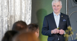 "Signet Bank" valdes priekšsēdētājs Roberts Idelsons: "Kapitāla tirgus attīstība Latvijā ir mūsu kopējā spēja domāt ambiciozāk par valsts ekonomikas nākotni. Progress pēdējo piecu gadu laikā ir bijis nozīmīgs – lielāks, nekā dažkārt tiek pieņemts, salīdzinot Latviju ar lielākiem vai attīstītākiem tirgiem."