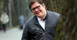 Mārtiņš Egliens: "Veidojot šo uzvedumu, rīkojāmies pēc principa – kā ieraugām absurdu, tā cenšamies to izplest līdz vēl lielākam absurdam."