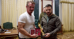 Ukrainas prezidenta preses dienesta publiskota fotogrāfija no 2022. gada 8. novembra. Šons Penns (no kreisās) pasniedza Ukrainas prezidentam Volodimiram Zelenskim vienu no savām "Oskara" balvām. "Kad jūs uzvarēsiet, atvediet to atpakaļ uz Malibu," paziņoja amerikāņu aktieris. Ukrainas prezidenta preses dienesta publiskota fotogrāfija no 2022. gada 8. novembra. Šons Penns (no kreisās) pasniedza Ukrainas prezidentam Volodimiram Zelenskim vienu no savām "Oskara" balvām. "Kad jūs uzvarēsiet, atvediet to atpakaļ uz Malibu," paziņoja amerikāņu aktieris.