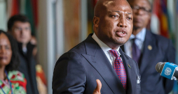 Ganas ārlietu ministrs Samuels Okudzeto Ablakva ANO Ģenerālajā asamblejā Ņujorkā. "Transatlantiskās vergu tirdzniecības vaininieki ir zināmi, eiropieši, Savienotās Valstis. Mēs sagaidām, ka tās visas oficiāli atvainosies Āfrikai un visiem afrikāņu izcelsmes cilvēkiem," pirms balsojuma ANO paziņoja Ablakva.