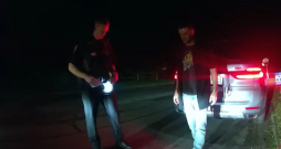 Džastins Timberleiks veic alkohola reibuma pārbaudi.