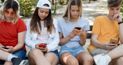 Bērni skatās telefonā. Ilustratīvs attēls.