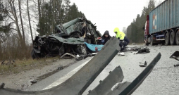 Situācija uz Latvijas ceļiem saglabājas kritiska. Situācija uz Latvijas ceļiem saglabājas kritiska.