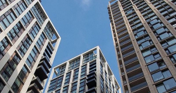 Ekonomiskā vide mājokļa iegādei ir salīdzinoši labvēlīga – algas turpina augt, iedzīvotāju noskaņojums pakāpeniski uzlabojas un tirgū palielinās jauno projektu piedāvājums. Tas uztur interesi par mājokļa iegādi un veicina kreditēšanas aktivitāti.