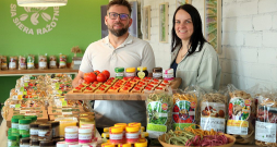 "Pagaidām galvenokārt fokusējamies uz sasniegtās kvalitātes latiņas noturēšanu augstā līmenī. Lielākais gandarījums ir tad, ja mūsu pircēji ir apmierināti. Gadu gaitā esam ieguvuši viņu uzticību, to arī centīsimies saglabāt," saka "Siera ražotnes" saimnieki Zane un Ilmārs Ceriņi.