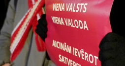 Iebilstot pret krievu valodu sabiedriskajos medijos un Krievijas pilsoņu nodarbināšanu tajos, 2025. gada janvārī atsevišķi sabiedrības pārstāvji rīkoja piketu pie Latvijas Radio nama.