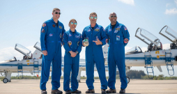 ASV Nacionālās aeronautikas un kosmosa pārvaldes Mēness misijas "Artemis 2" (NASA) astronauti Kenedija Kosmosa centrā Keipkanaveralā Floridā, kur notiks kosmosa kuģa "Orion" palaišana. Attēlā no kreisās: Džeremijs Hansens, Kristīna Koha, apkalpes komandieris Rīds Vaizmens un pilots Viktors Glovers.