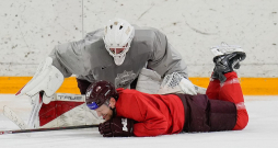 Latvijas hokeja izlases pirmajā treniņā aizsargs Ralfs Freibergs palīdz vārtsargam Bruno Brūverim. Freibergs ir pārliecinoši pieredzējušākais starp šā brīža kandidātiem, jo gatavojas savam desmitajam pasaules čempionātam.