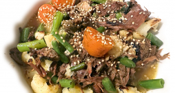 Pārlej ar buljonu, var pārkaisīt ar sezama sēkliņām.