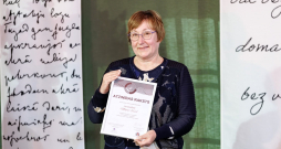 Žurnāla “Mājas Viesis” galvenā redaktore Dace Terzena ar balvu.