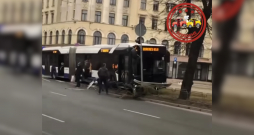 "Rīgas satiksmes" autobusa avārija Rīgas centrā.