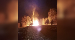 Degošā zaru kaudze.