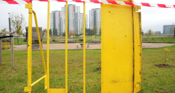 Norobežojumi Skanstes parkā.