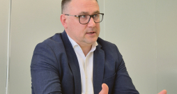 "Pārstrādāto graudu apjoms ir galvenā mūsu darbības mēraukla, kas izaugsmi atspoguļo visspilgtāk. Pirms kādiem 15 gadiem mūsu pārstrādes jaudas bija robežās no 100 000 līdz 150 000 tonnu graudu gadā. Pērn šajā rādītājā sasniedzām jau 370 000 tonnu, bet man šķiet, ka pat tie nav griesti," tā "Dobeles dzirnavnieks" vadītājs Kristaps Amsils. "Pārstrādāto graudu apjoms ir galvenā mūsu darbības mēraukla, kas izaugsmi atspoguļo visspilgtāk. Pirms kādiem 15 gadiem mūsu pārstrādes jaudas bija robežās no 100 000 līdz 150 000 tonnu graudu gadā. Pērn šajā rādītājā sasniedzām jau 370 000 tonnu, bet man šķiet, ka pat tie nav griesti," tā "Dobeles dzirnavnieks" vadītājs Kristaps Amsils.