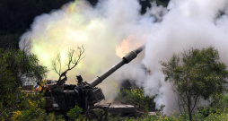 Izraēlas artilērijas vienība, kas izvietota uz Izraēlas–Libānas robežas, apšauda mērķus pāri robežai Libānā, Izraēlas ziemeļos, 2026. gada 31. martā. 