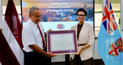 Latvijas goda konsuls Fidži Savenace Seniloli un Latvijas vēstniece Austrālijā un īpašā sūtne Klusā okeāna salu valstīs Samija Šerifa.