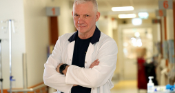 Andris Vikmanis: "Situācija vairāk līdzinās tādam kā šovam, kura laikā gan veselības ministrs, gan slimnīcas administrācijas pārstāvji fotografējas, saliek bildes sociālajos tīklos, un ar to arī viss beidzas. Gādība par Ukrainas pacientiem ir jāuzņemas tieši ārstiem, kuriem ir jāatrod, kur šos pacientus ārstēt. Nav jau īsti kur."