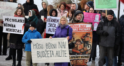 Pirms Jēkabpils novada domes 26. februāra sēdes, kurā deputāti lēma par izglītības iestāžu reorganizāciju, iedzīvotāji, pedagogi, skolēni un skolēnu vecāki piketā protestēja pret plānotajām izmaiņām.