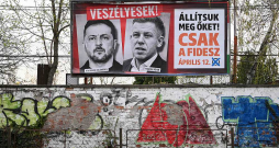 Viktora Orbāna "Fidesz" Ukrainas jautājumu padarījusi par teju galveno 12. aprīļa vēlēšanās. "Viņi ir bīstami! Apturēsim viņus. Tikai "Fidesz"," vēsta plakāts, uz kura redzams Ukrainas prezidents Volodimirs Zelenskis un opozīcijas līderis Pēters Maģars.