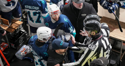 Jau "Mogo/RSU" un Kijivas "Capitals" pusfināla dueļa otrajā mačā tikai tiesnešu iejaukšanās neļāva notikt kautiņam starp abu komandu rezervistu soliņiem. Rīdzinieki neslēpj, ka no pretiniekiem nākuši ļoti skarbi apvainojumi, bet "play off" hokejā ar to jārēķinās.