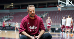 Jānis Gailītis deviņus gadus vadīja "VEF Rīgu", aizpērnajā vasarā dodoties leģionāra gaitās. Pēc veiksmīga gada Vācijā, kur Veisenfelsas "Syntainics MBC" aizveda līdz uzvarai kausa izcīņā, viņš pārcēlās uz Franciju un Strasbūras "SIG" šobrīd tabulā ieņem ceturto vietu. Gailītis bija Latvijas izlases treneru korpusā Lukas Banki laikā, sekmējot veiksmīgo posmu un izcīnīto piekto vietu Pasaules kausā.