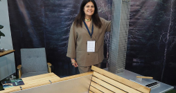 "Vannas apdarei izmantots oša koks no mūsu meža," rāda "Kotte Tub" darbiniece Kristīne Dāvida.