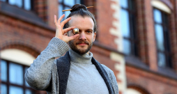 Klāvs Priedītis: "Grāmatai kā objektam ir zināma aura, kuru tā izstaro un kas liek to paņemt rokās. Tikai tad sāc pieslēgt domāšanu un skatīties, kas ir risinājumi, materialitāte, poligrāfiskā kvalitāte, iespiedtehnika." Klāvs Priedītis: "Grāmatai kā objektam ir zināma aura, kuru tā izstaro un kas liek to paņemt rokās. Tikai tad sāc pieslēgt domāšanu un skatīties, kas ir risinājumi, materialitāte, poligrāfiskā kvalitāte, iespiedtehnika."