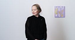 Somu māksliniece Rozmarija Torpo savā jaunradē pēta krāsas formas, kustības un telpas attiecības, uzsvaru liekot uz drīzāk intuitīvu darbu.