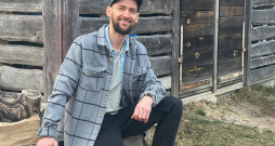 Veco šķūni, kas redzams Žanim aiz muguras, viņam padomā pārveidot par vietu meistarklasēm un viesu maltītēm.