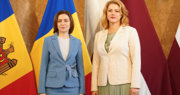 Ministru prezidente Evika Siliņa (no labās) un Moldovas prezidente Maija Sandu tikšanās laikā Ministru kabinetā.