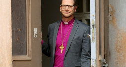 Rinalds Grants: "Cilvēkiem ar dažādiem viedokļiem vairāk vajadzētu sarunāties savā starpā ar seju pret seju. Citādi distancēti mēs otra tēlu demonizējam, noliedzot saprašanos un kopsaucēja meklējumus. Sarunājoties ir reālāk atklāt, ka otram cilvēkam, lai arī viņš ir ar atšķirīgiem uzskatiem, nav ļaunu nodomu."