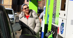 Lai gan no trešdienas ir spēkā samazināts akcīzes nodoklis dīzeļdegvielai, ar to saistītās cenu izmaiņas uzpildes stacijās nav tūlītējas.