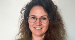 Ilze Reinika,Dabas aizsardzības pārvaldes komunikācijas un dizaina nodaļas vadītāja: "Krupju glābšanas akcijas to migrācijas laikā notiek ne tikai Latvijā, bet arī citviet Eiropā un pasaulē. Latvijā četru gadu laikā akcija palīdzējusi glābt vismaz 7000 krupju un citu abinieku dzīvības." 