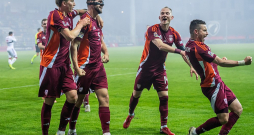 Latvijas izlases kapteinis Antonijs Černomordijs saņem komandas biedru apsveikumus par uzvaru nesošajiem vārtiem spēlē pret Gibraltāru. Nu jau vairākas nedēļas viņš spēlē ar speciālu aizsargmasku pēc tam, kad virslīgas otrajā kārtā iedzīvojās deguna lūzumā. Sākumā vilcis Raivja Jurkovska aizdoto masku, pirms otrdienas spēles jau bija saņēmis speciāli sev izgatavotu. To vajadzēšot valkāt vēl kādu laiku, bet deguna operāciju plāno veikt tikai pēc sezonas novembrī.