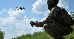 Ukraiņu karavīrs drona palaišanas brīdī. Ilustratīvs attēls. Ukraiņu karavīrs drona palaišanas brīdī. Ilustratīvs attēls.