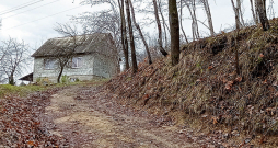 Mājas piebraucamais ceļš.