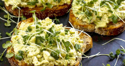 Olu un avokado salātu maizītes.