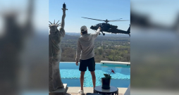 Mūziķis Kid Rock salutē ASV militārajam helikopteram. Mūziķis Kid Rock salutē ASV militārajam helikopteram.