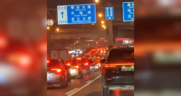 Apstājušos autonomo taksometru radītais sastrēgums Uhaņā, Ķīnā.