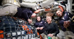 Šajā attēlā, kas iegūts no NASA publicēta video, redzama misijas “Artemis II” apkalpe: no kreisās – Kanādas astronauts un misijas speciālists Džeremijs Hansens, komandieris Rīds Vaismens, misijas speciāliste Kristīna Koha un pilots Viktors Glovers, videokonferencē no Mēness orbītas.