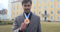 XXV ziemas olimpisko spēļu bronzas medaļas ieguvējs 1500 metru
distancē Roberts Krūzbergs pirms došanās uz pieņemšanu pie
Valsts prezidenta Rīgas pilī.