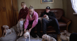 Kambalu pāris pie kucēniem.