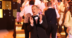 Muzikālā šova šova "Koru kari" piektā tiešraide.