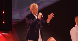 Muzikālā šova šova "Koru kari" piektā tiešraide.