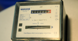 Šīs ziemas un pavasara mija nodemonstrēja, kāda ir cenas starpība no gāzes un no atjaunojamiem resursiem ražotai elektrībai. Martā ražošanu nodrošināja saules parki un hidroelektrostacijas un šādi ražota elektrība bija par 52% lētāka nekā elektrība februārī, kad tā tika ražota no dabasgāzes.