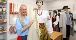 "Mani vienmēr ir interesējis tautiskais tērps, jo ir bijusi nepieciešamība saģērbt savus dejotājus. Turklāt esmu vēlējusies to izdarīt citādi, atrast kādu odziņu. Tāpēc esmu sekojusi līdzi šuvēju darbam, skatījusies un mācījusies, kā tiek darināta katra tērpa detaļa, kā veidots tā piegriezums, lai tas ne tikai labi pieguļ dejotāju augumiem, bet arī ir ērts un skatuviski skaists – gan pavisam maziem ķipariem, gan dejotājiem ar sirmām galvām," teic salonveikala "Rakstā. Viss dejai" saimniece Iveta Lazdāne-Pētersone.