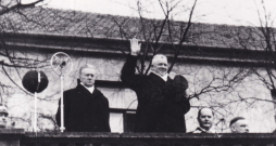 Valsts un ministru prezidents K. Ulmanis un kara ministrs ģenerālis Jānis Balodis pie Rīgas pils. 1936. gada 1. aprīlis.