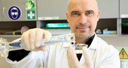 Projekta zinātniskais vadītājs, RTU Fizikas un materiālzinātnes institūta vadošais pētnieks Jānis Baroniņš. Projekta zinātniskais vadītājs, RTU Fizikas un materiālzinātnes institūta vadošais pētnieks Jānis Baroniņš.