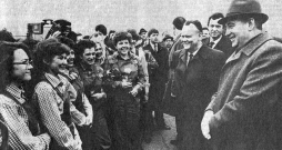 M. Gorbačovs (pirmais no labās) un Toljati "darbaļaudis".